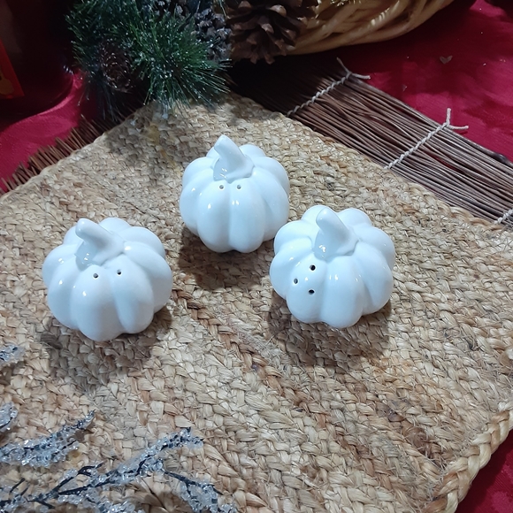 Mid Century white pumpkin trio salt pepper shakers - Picture 2 of 4